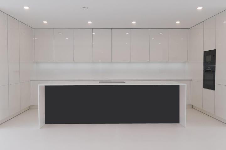 Kitchen unit with island / Acrylic white gloss | Modern style / Rajka